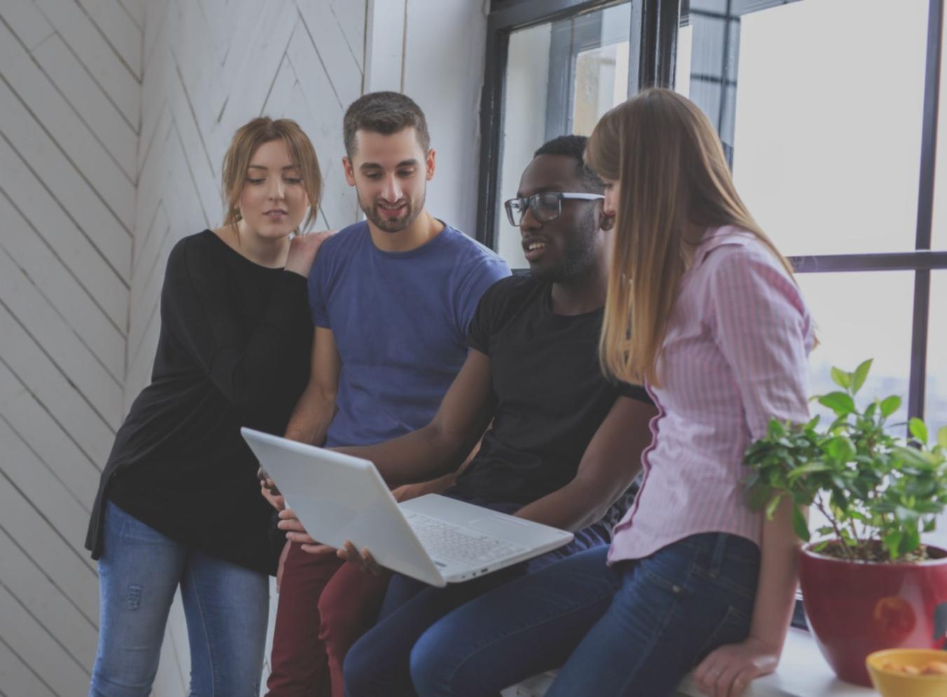 Workspace avec tableur financier ouvert sur ordinateur, bureau professionnel moderne