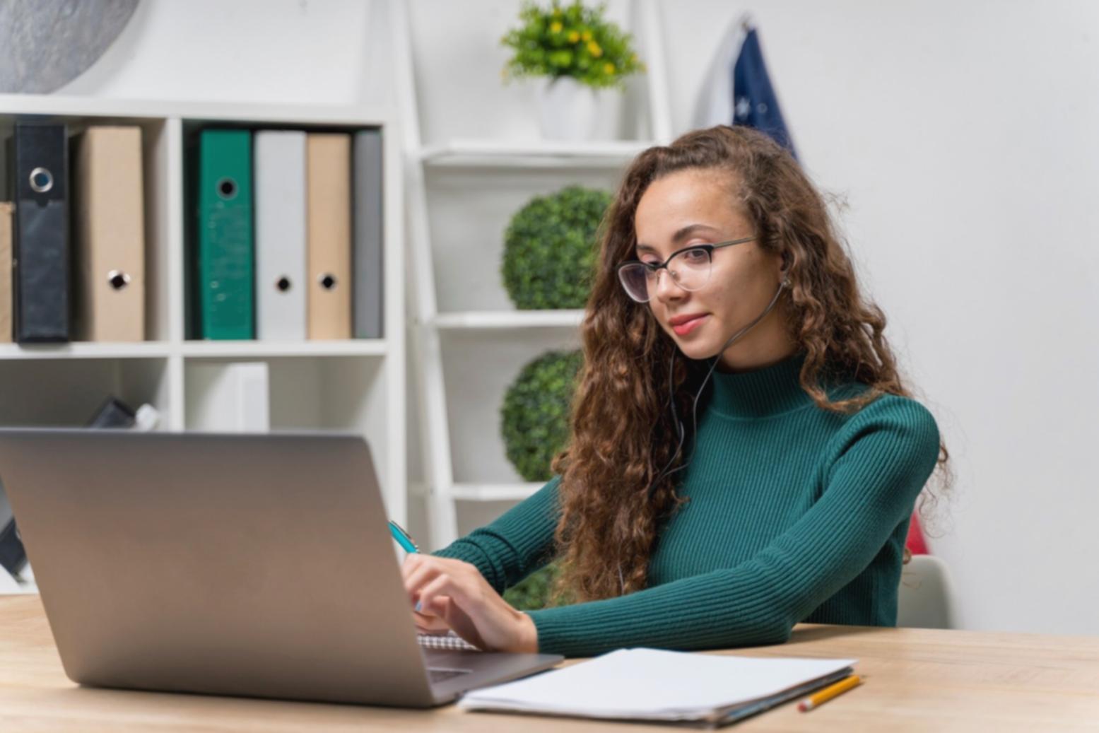 Bureau d'équipe variasolaum avec outils de gestion financière